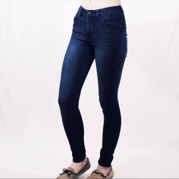 Delia’s Liv Skinny Jeans - Picture 1 of 4